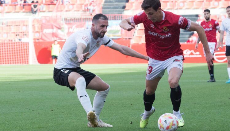 Guillermo pelea un balón en un Nàstic - Real Unión