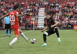 Centelles y Gio pugnan por un balón