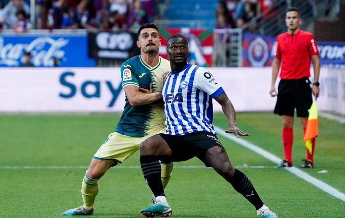 Mamadou Sylla peleando un balón en un encuentro frente al Eibar