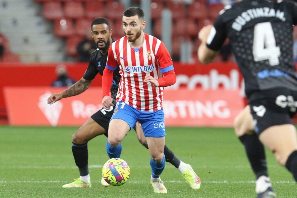 Víctor Campuzano con Jonás Ramalho tras él en un Sporting-Málaga