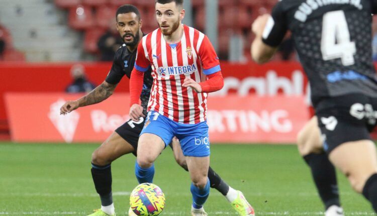 Víctor Campuzano con Jonás Ramalho tras él en un Sporting-Málaga