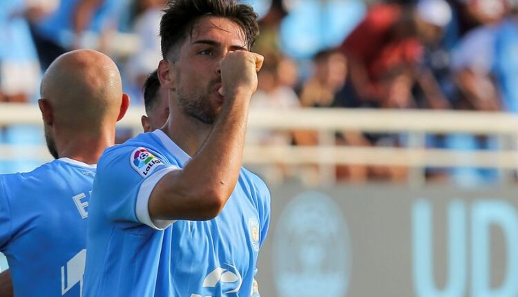 Juan Ibiza celebrando un gol con la UD Ibiza