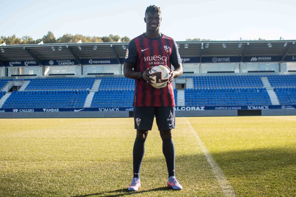 Samu Obeng en su presentación con el Huesca en enero de 2023