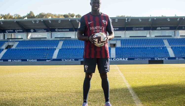 Samu Obeng en su presentación con el Huesca en enero de 2023