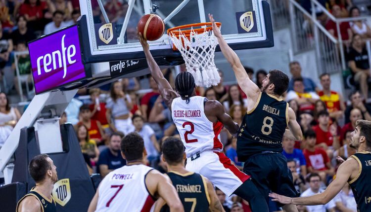 Gilgeous-Alexander encarando el aro ante la defensa de Darío Brizuela. Fuente: @BaloncestoESP.