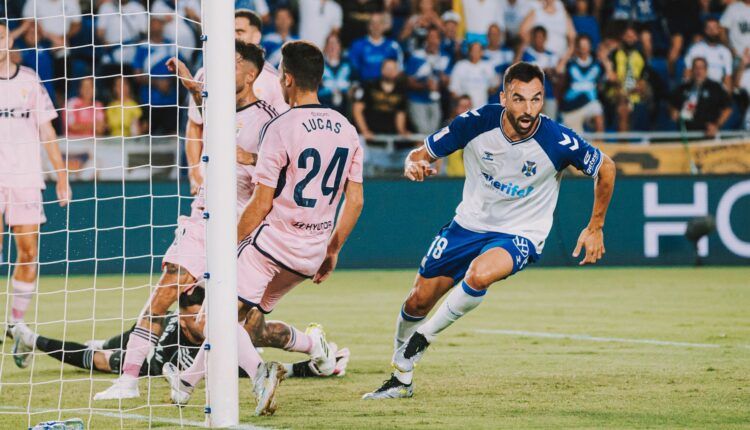 Enric Gallego celebra un gol frente al Real Oviedo