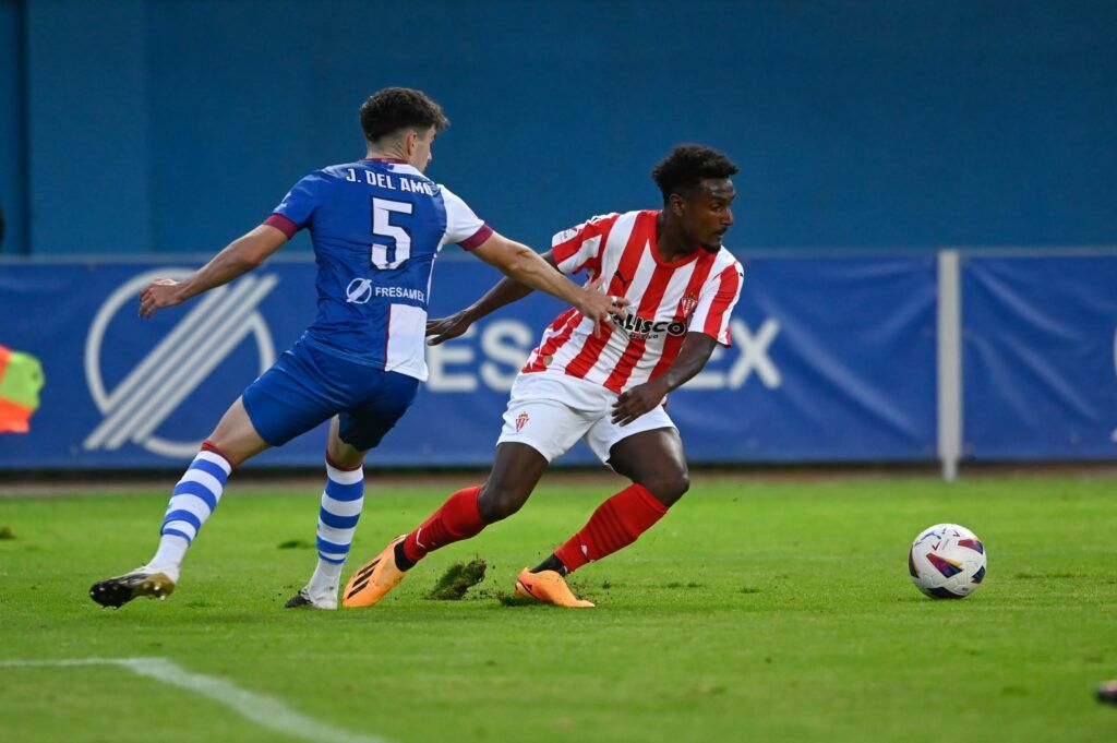 Haissem Hassan en un partido frente a Jesús del Amo (Real Avilés)