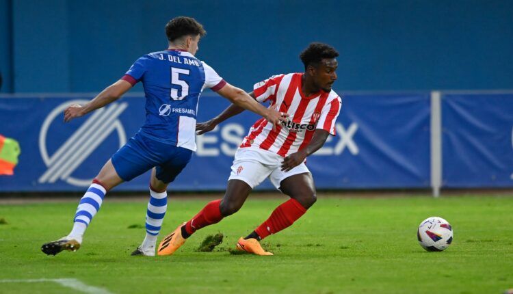 Haissem Hassan en un partido frente a Jesús del Amo (Real Avilés)