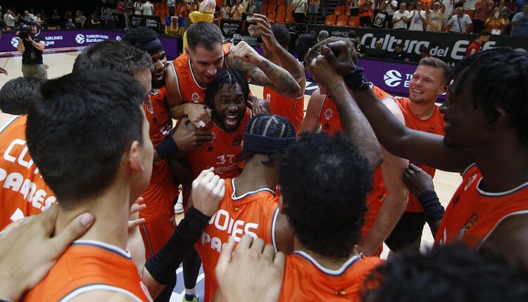 Celebración victoria de Valencia Basket sobre Mónaco.