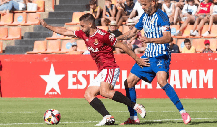 Borja Martínez y Yuri disputando un balón / Nàstic de Tarragona