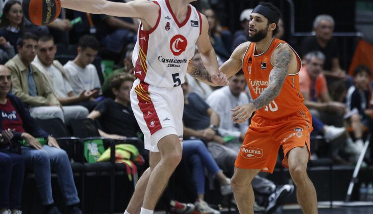 Luca Langarita siendo defendido por Kassius Robertson durante el partido que decidió Arostegui. Fuente: M.A. Polo (VBC).