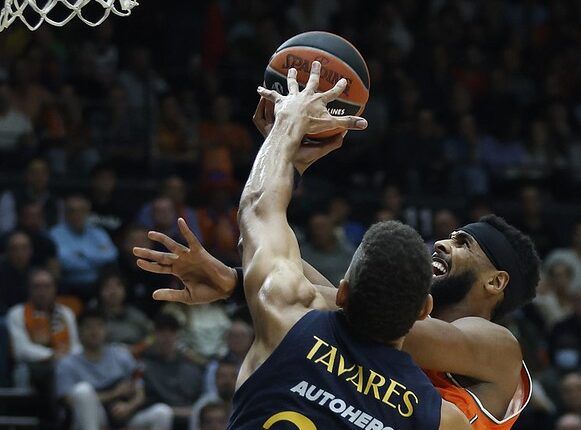 Tavares y Davies en el VBC vs Real Madrid