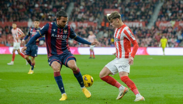 Pablo García (Sporting) frente a Xavi Grande (Levante)