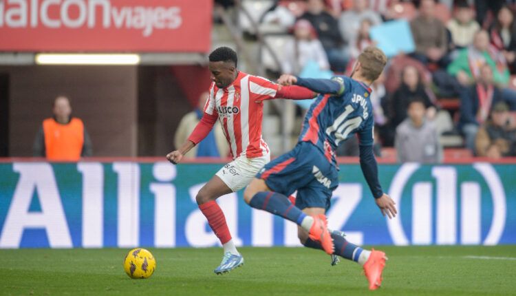 Otero ejecuta un disparo ante Pulido en un Sporting-Huesca