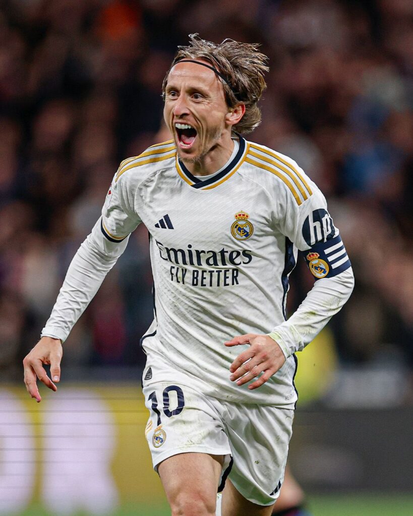 Modric celebra su tanto frente al Sevilla. Foto: @realmadrid.