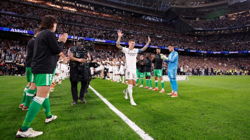 El pasillo realizado a Kroos antes del encuentro. Foto: Real Madrid.