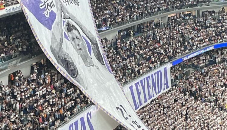 El tifo que la afición blanca preparó para Toni Kroos.