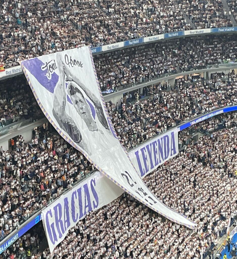 El tifo que la afición blanca preparó para Toni Kroos.