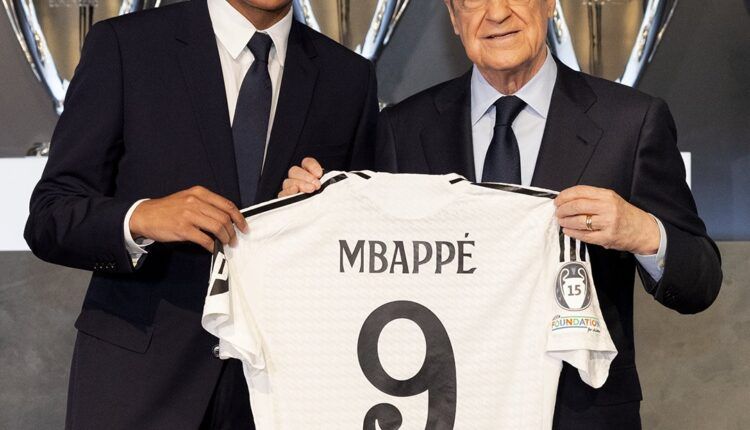 Kylian Mbappé posa con su nueva camiseta junto a Florentino Pérez. Foto: @realmadrid.