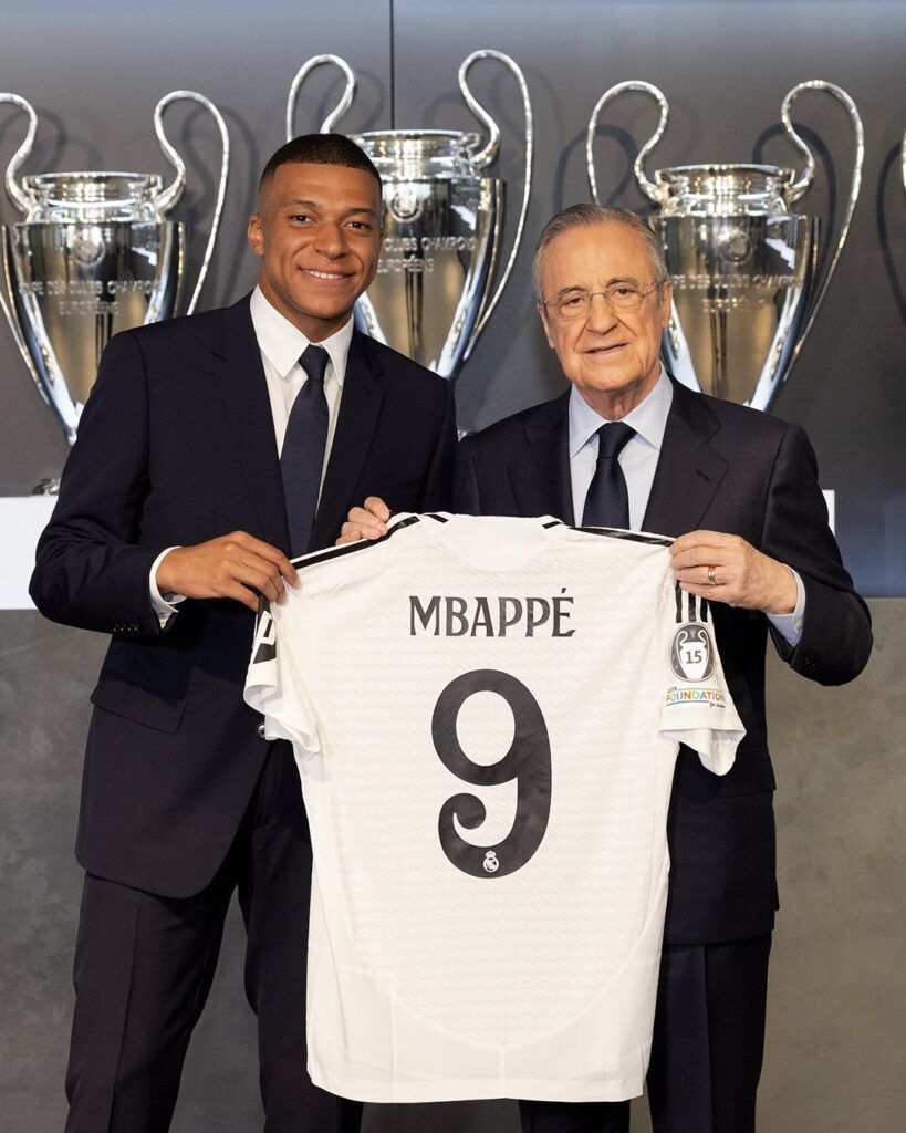 Kylian Mbappé posa con su nueva camiseta junto a Florentino Pérez. Foto: @realmadrid.