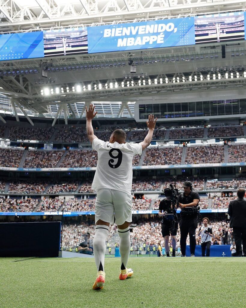 Kylian Mbappé en su presentación en el Santiago Bernabéu. Foto: @realmadrid.