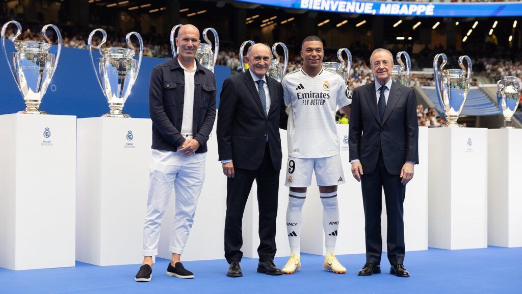 Mbappé posa en el Santiago Bernabéu en su primer día como madridista. Foto: @realmadrid.