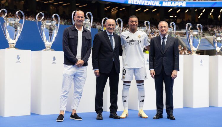 Mbappé posa en el Santiago Bernabéu en su primer día como madridista. Foto: @realmadrid.