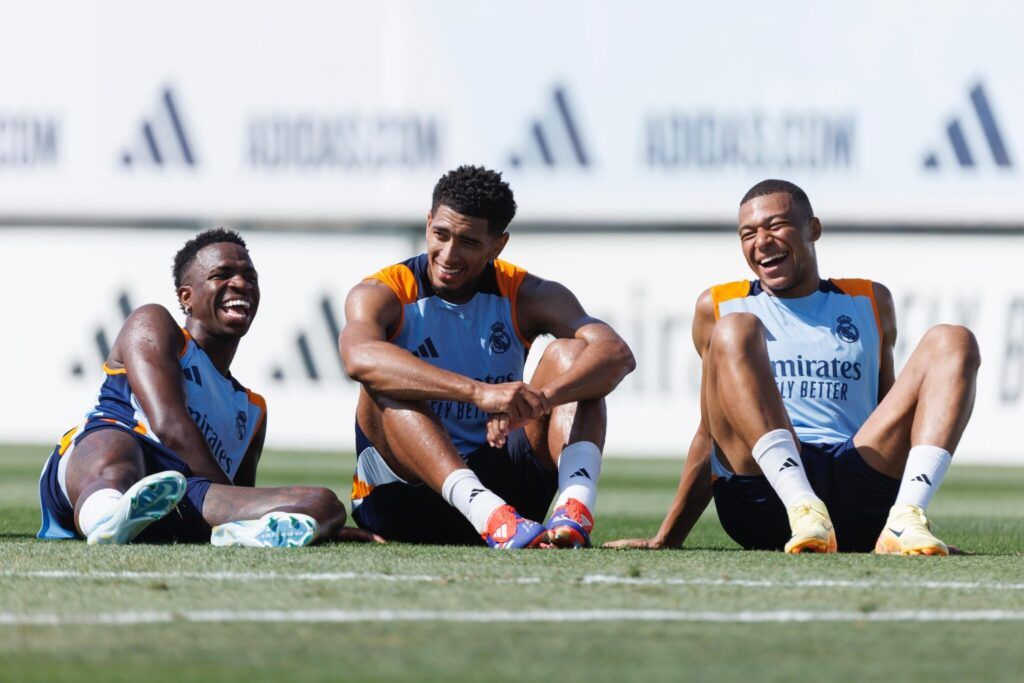 Vinicius, Mbappé y Bellingham disfrutan en un entrenamiento con el Real Madrid. Foto: @vinijr.