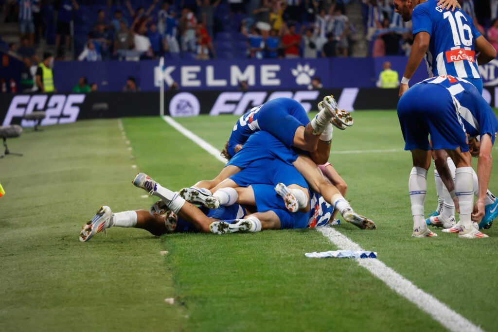 El equipo durante la celebración del segundo gol ante el Rayo