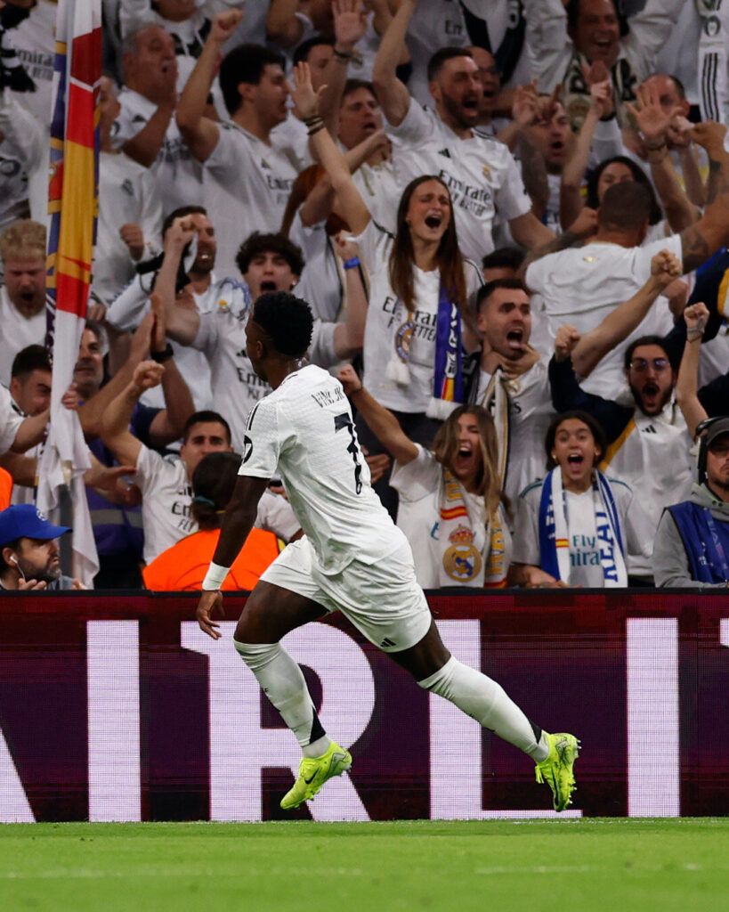 Vinícius celebra el hat-trick frente al Borussia Dortmund. Foto: @realmadrid.