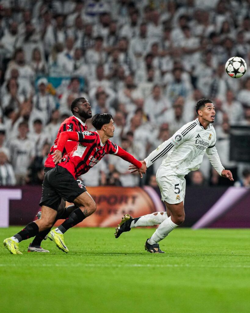 Bellingham pugna por un balón en el encuentro ante el Milan. Foto: @realmadrid.