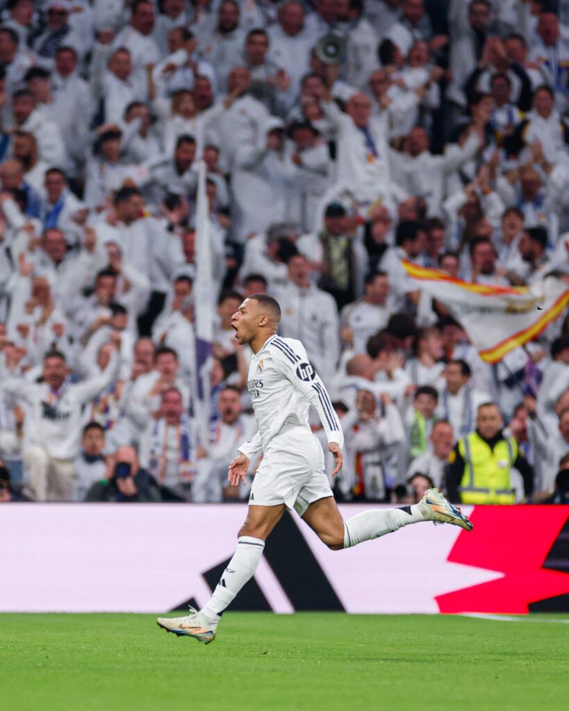 Mbappé celebra su tanto ante el Sevilla. Foto: @realmadrid.