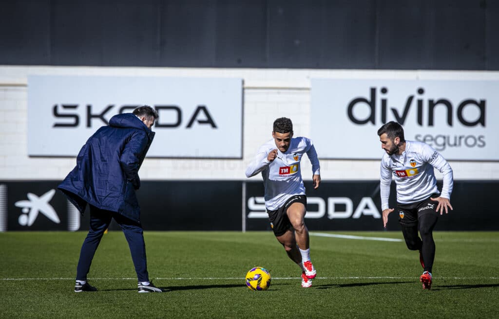 Jose Luis Gaya defendiendo a Max Aarons