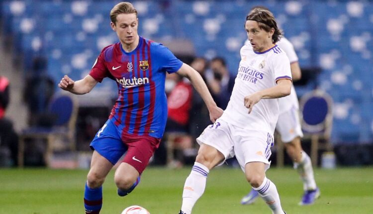 Modric y De Jong pugnan por un balón en la Supercopa de España de 2022. Foto: @realmadrid.